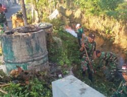 TNI-Polri Bersama Warga Bersihkan Irigasi di Munjungan
