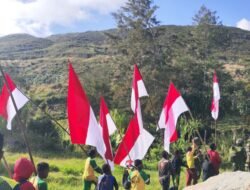 Sambut HUT RI, Pos Walesi Satgas Yonif 645/Gardatama Yudha Bersama Warga, Kibarkan Merah Putih di Bukit Walesi