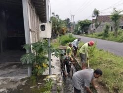 Perlancar Pasokan Air Sawah, Kopka Slamet Prasetiyo Bersama Poktan Rukun Makmur 1 Bersihkan Parit Irigasi