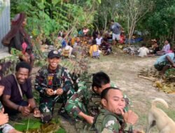 Satgas Yonif 645 Jalin Kebersamaan dengan Masyarakat Lewat Acara Bakar Batu