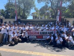 Saat Sidang Pleidoi Berlangsung — Ratusan Pekerja Tanjung Perak Bersatu melakukan Aksi Demontrasi Dukung Enam Rekan PT APBS