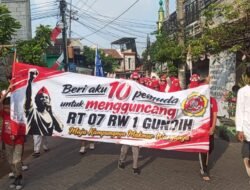 Dr. Hj. Zuhrotul Mar’ah Semarakkan Jalan Sehat Warga RT. 07 – RW. 01 Gundih, Meriahkan HUT Kemerdekaan RI ke-81