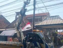 Kordinator Warga Dampingi Pemasangan Lampu PJU Semut Kali Oleh Dishub Kota Surabaya