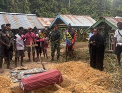 Wujud Kepedulian TNI, Satgas Pamtas RI-PNG Kewilayahan Yonif 147/KGJ Bantu Pemakaman Masyarakat Kampung Ururu di Distrik Yamor