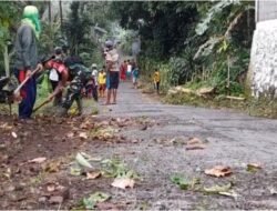 Babinsa Koramil Gandusari Bersama Warga Gotong Royong Bersihkan Lingkungan Demi Keselamatan Bersama