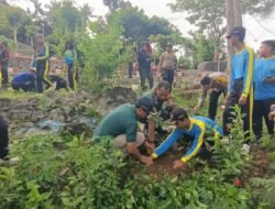 Babinsa Koramil Bakung Bersama Siswa Siswi SMKN 1 Blitar Tanam Pohon Di Monumen Trisula Melalui Program “Bersatu Dengan Alam”