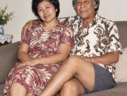 “Di balik perjalanan seorang lelaki besar, sering kali ada sosok perempuan yang memilih berjalan bersamanya dalam diam.”