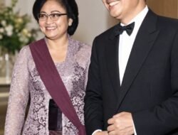 Soeharto & Ibu Tien: Cinta, Keluarga, Kekuasaan, dan Bayang-Bayang Cendana