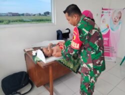 Inovasi Tekan Stunting, Babinsa Posramil Kepanjenkidul Dampingi Terapi Renang Balita Di Posyandu Sartika II