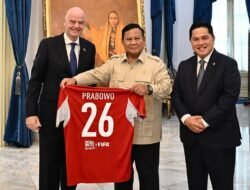 Presiden Prabowo Subianto menerima kunjungan Presiden FIFA Gianni Infantino dan Menteri Pemuda dan Olahraga sekaligus Ketua Umum PSSI Erick Thohir di Istana Merdeka