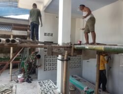 Pererat Kebersamaan, Babinsa Koramil Sanankulon Laksanakan Pengecatan Masjid Nurul Huda Blitar