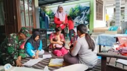 Wujud Dukungan Kesehatan, Babinsa Dan Bidan Desa Dampingi Posyandu ILP Di Ngaringan Blitar
