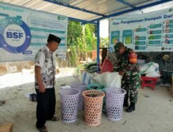 Babinsa Joyotakan Dampingi Pokmas Joyo Gumregah dalam Pengelolaan Sampah di Pusat Pengolahan Sampah