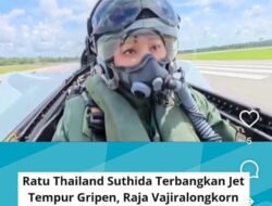 THAILAND – Ratu Thailand, Suthida, mencuri perhatian setelah menunjukkan kemampuan menerbangkan jet tempur JAS 39 Gripen dalam penerbangan solo perdananya pada Kamis (8/10/2026). Aksi tersebut disaksikan langsung oleh Raja Thailand Maha Vajiralongkorn di lapangan terbang Distrik Phun Phin, Provinsi Surat Thani, Thailand selatan.