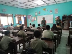 Bentengi Generasi Muda dari Lunturnya Nasionalisme, Babinsa Tangen Tanamkan Wawasan Kebangsaan di Sekolah Dasar