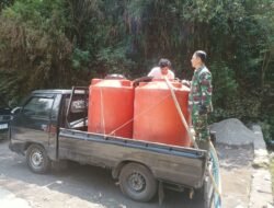 Peduli Warga Terdampak Kekeringan, Babinsa Koramil Selo Bantu Penuhi Kebutuhan Air Bersih