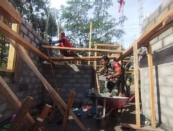 Gotong Royong Warga Dan Babinsa Koramil Binangun Bedah RTLH Milik Warga Di Blitar