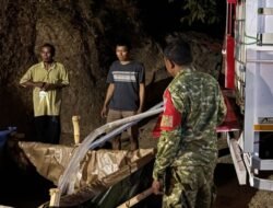 Peduli Kesulitan Warga, Babinsa Koramil 06/Batuwarno Bersama Relawan Salurkan Bantuan Air Bersih di Ronggojati