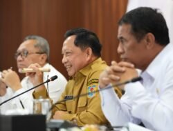 Jelang Natal dan Tahun Baru, Mendagri Tito Tekankan Pentingnya Penyaluran Bansos dan Operasi Pasar